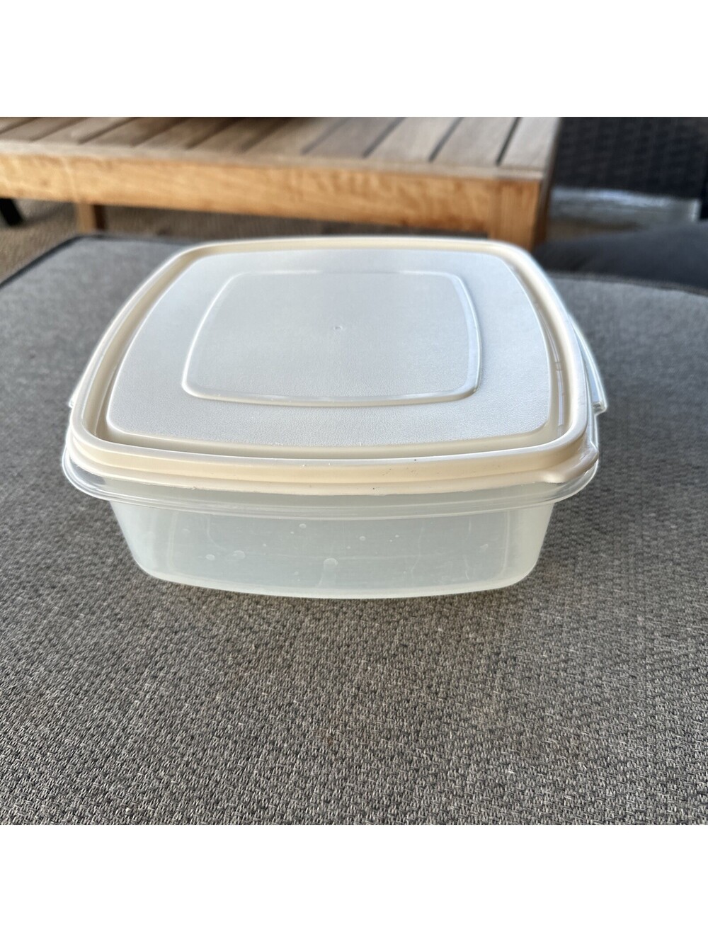 Vintage Rubbermaid Servin' Saver Container #3 Square 10 cups 2.4 l and Beige Lid